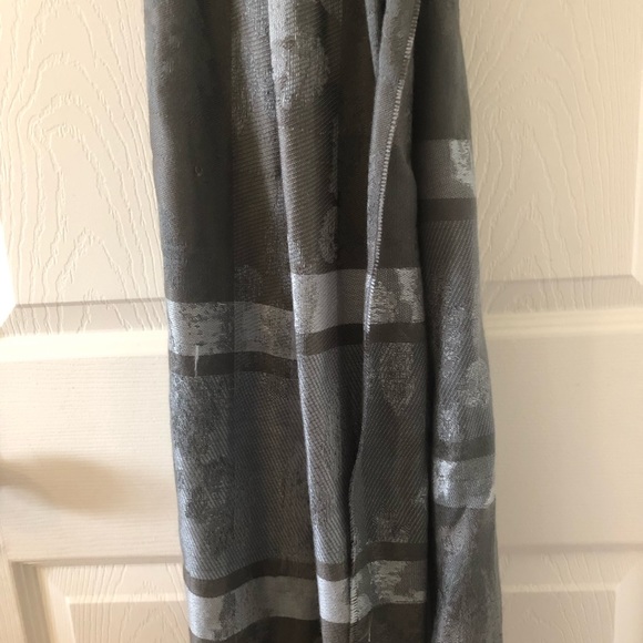 Silky Grey Scarf from Paris - Picture 4 of 8